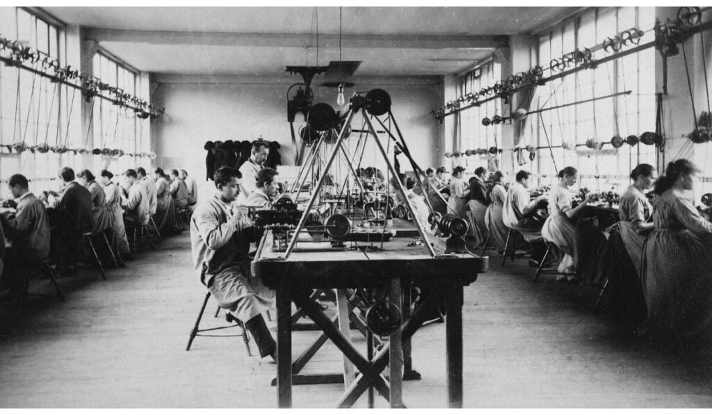 Imagem histórica com operários no centro de produção da IWC