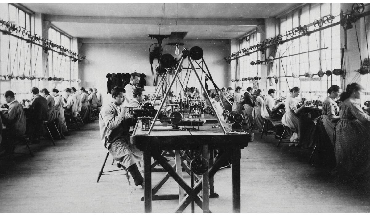 Imagem histórica com operários no centro de produção da IWC
