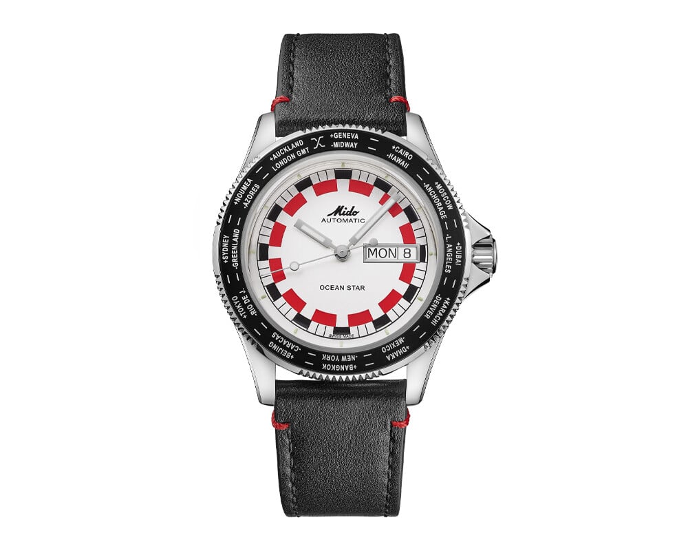 Relógio Mido Ocean Star Worldtimer em fundo branco, com mostrador branco, marcadores vermelhos e pulseira de couro preto.