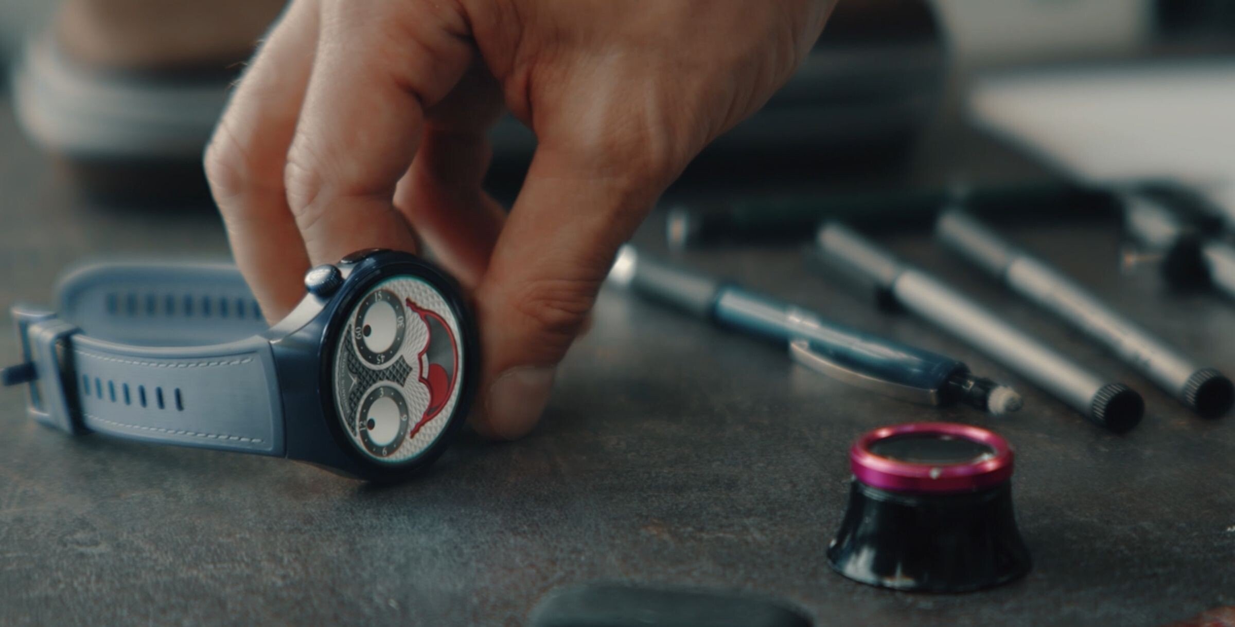 Huawei Watch 5 com mostrador Joker de Konstantin Chaykin numa bancada de trabalho