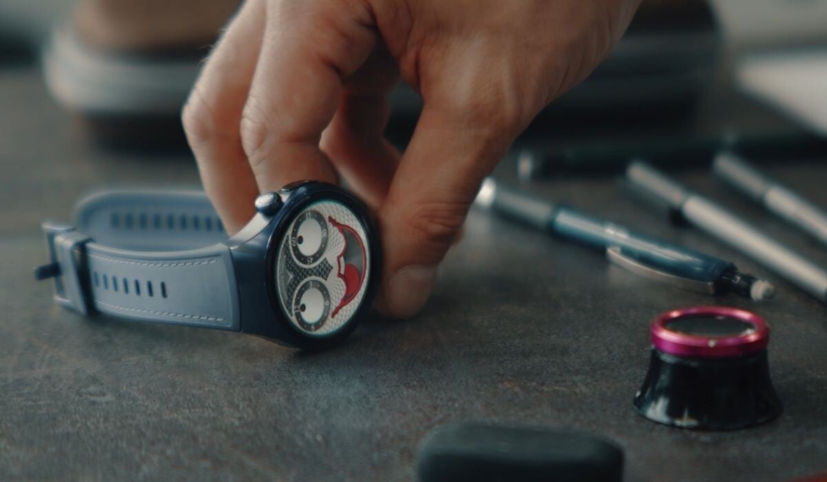 Huawei Watch 5 com mostrador Joker de Konstantin Chaykin numa bancada de trabalho
