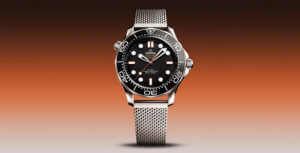 Relógio Omega Seamaster Diver 300M com mostrador preto, luneta preta rotativa e bracelete em malha de aço, sobre fundo em dégradé laranja.