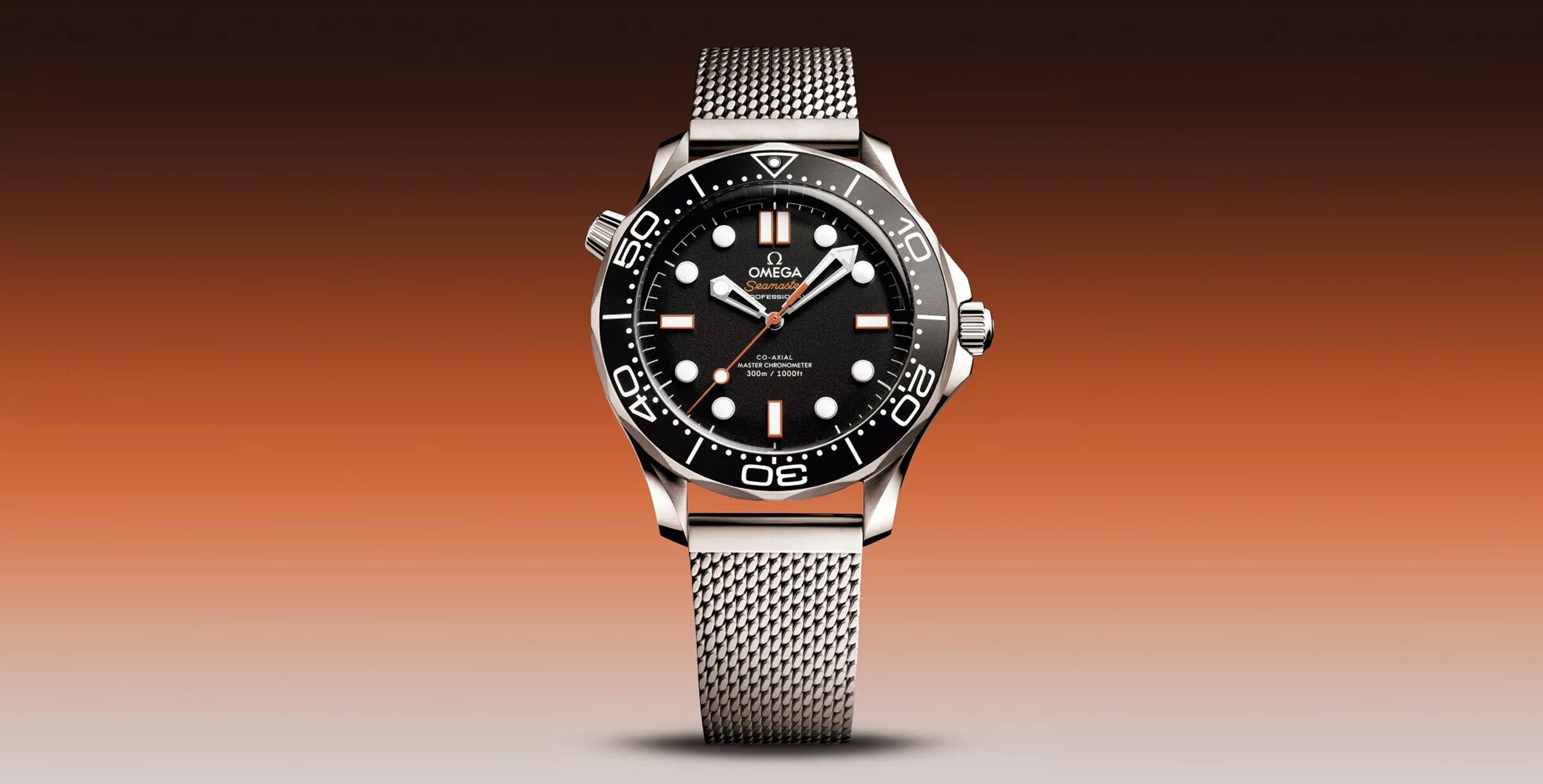 Relógio Omega Seamaster Diver 300M com mostrador preto, luneta preta rotativa e bracelete em malha de aço, sobre fundo em dégradé laranja.