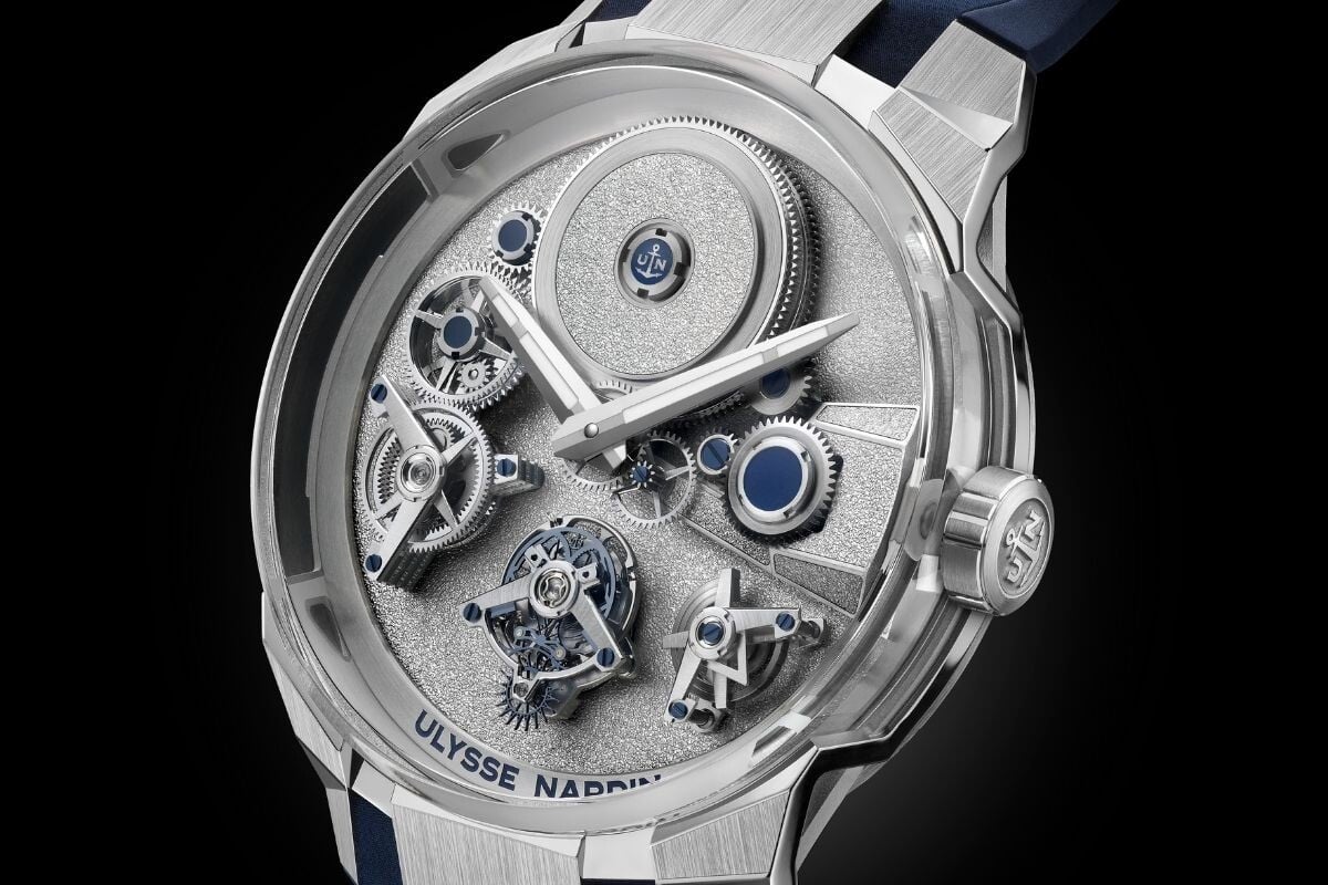 Mostrador do relógio Ulysse Nardin Blast Free Wheel Maillechort com bracelete azul.
