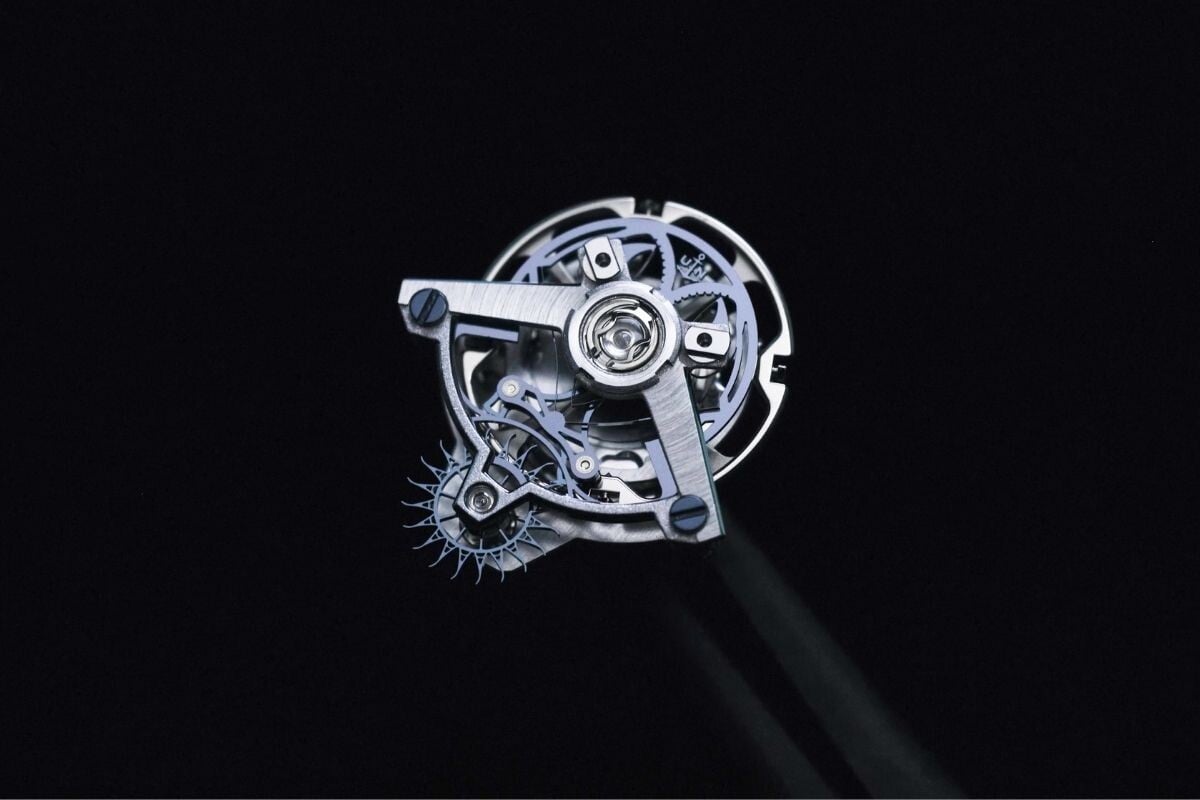 Imagem aproximada do sofisticado mecanismo turbilhão do relógio Blast Free Wheel Maillechort.