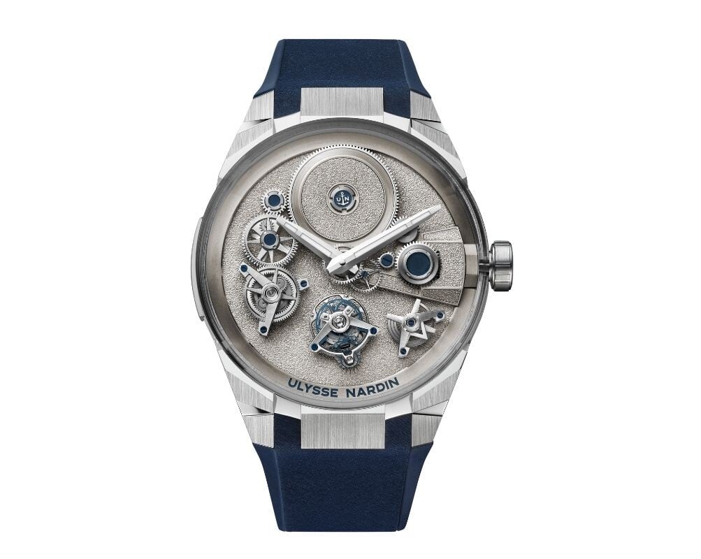 Vista frontal do relógio Ulysse Nardin Blast Free Wheel Maillechort com bracelete azul.