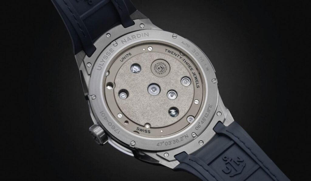 Vista do fundo do relógio Ulysse Nardin Blast Free Wheel Maillechort com bracelete azul.