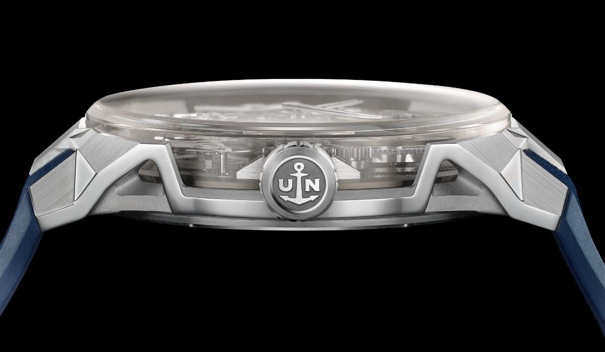 Vista lateral do relógio Ulysse Nardin Blast Free Wheel Maillechort com bracelete azul.