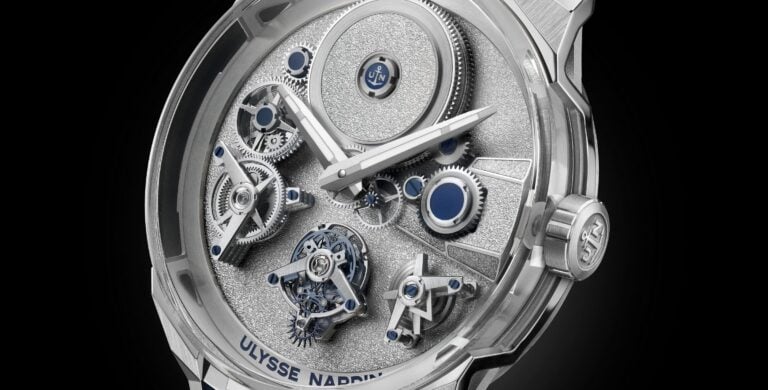 Mostrador do relógio Ulysse Nardin Blast Free Wheel Maillechort com bracelete azul.