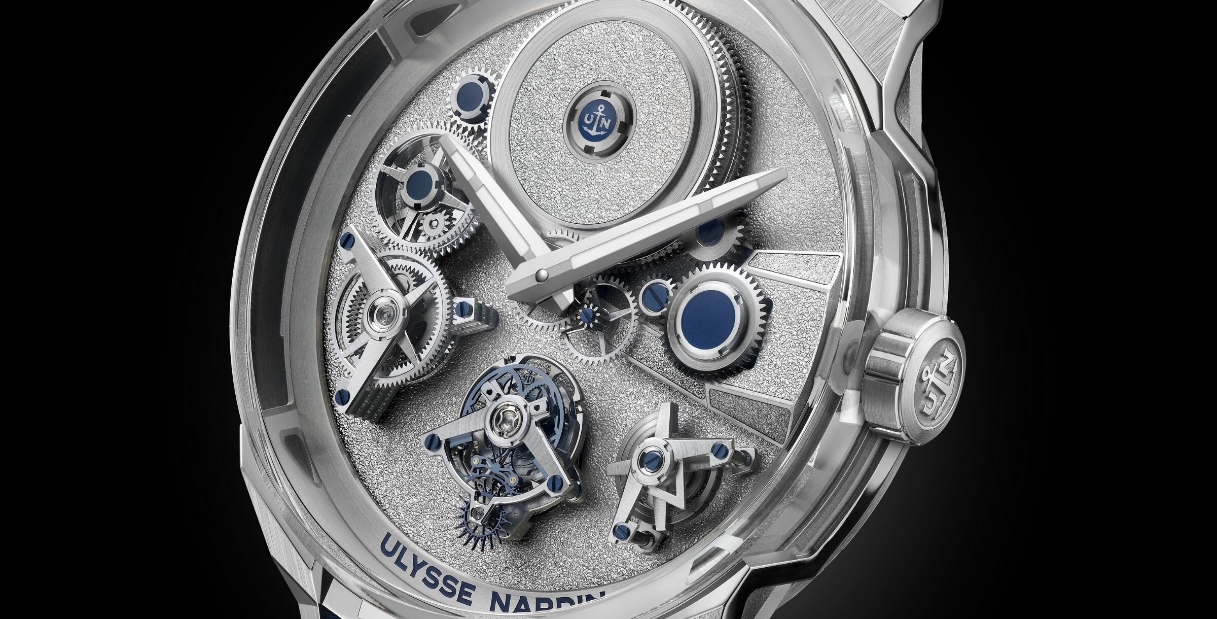 Mostrador do relógio Ulysse Nardin Blast Free Wheel Maillechort com bracelete azul.