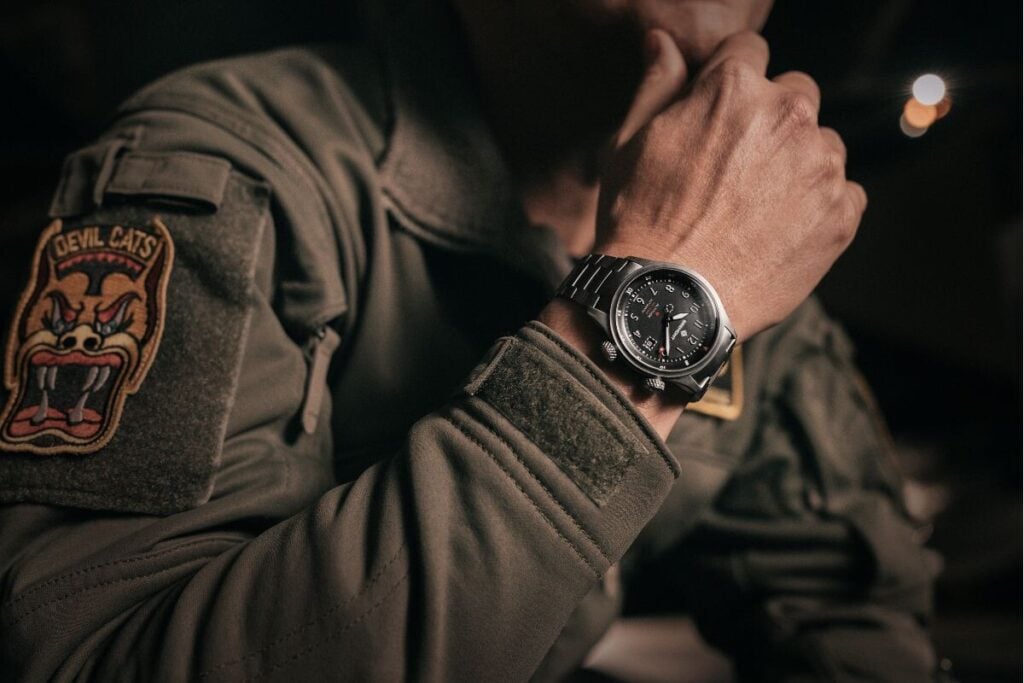 Um piloto usa um Bremont MB Meteor Orange Barrel