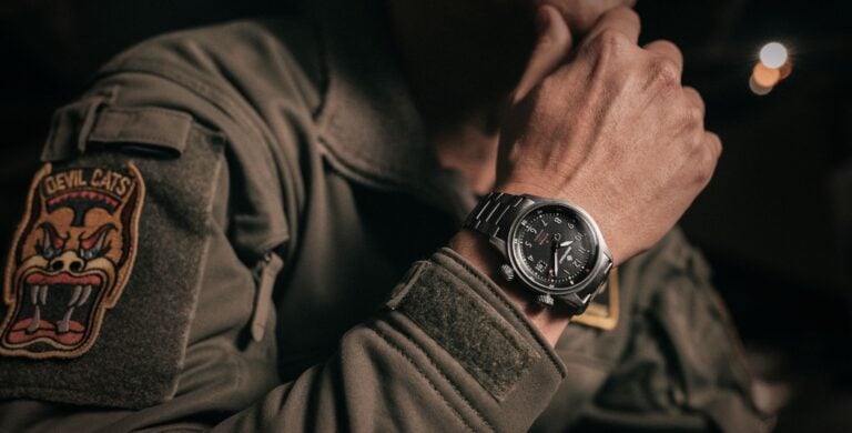 O relógio MB Meteor Orange Barrel da Bremont no pulso de um piloto