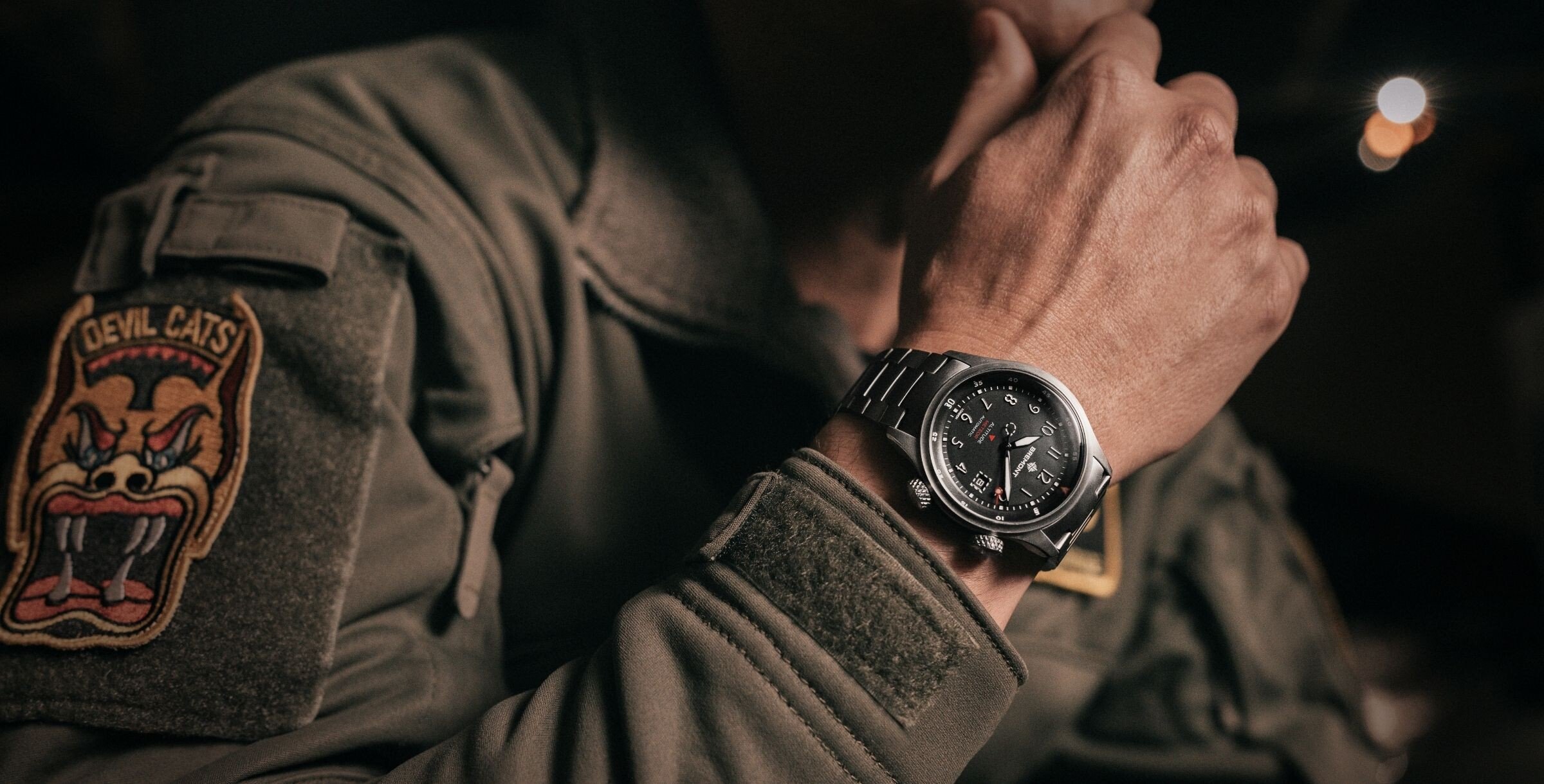 O relógio MB Meteor Orange Barrel da Bremont no pulso de um piloto