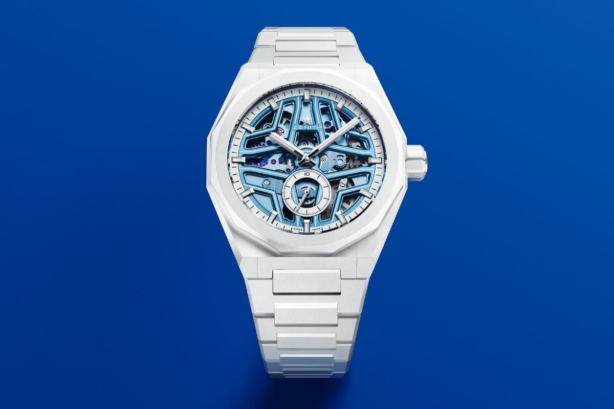 Relógio Zenith DEFY Skyline Skeleton White Surfer Ceramic visto frente sobre fundo azul