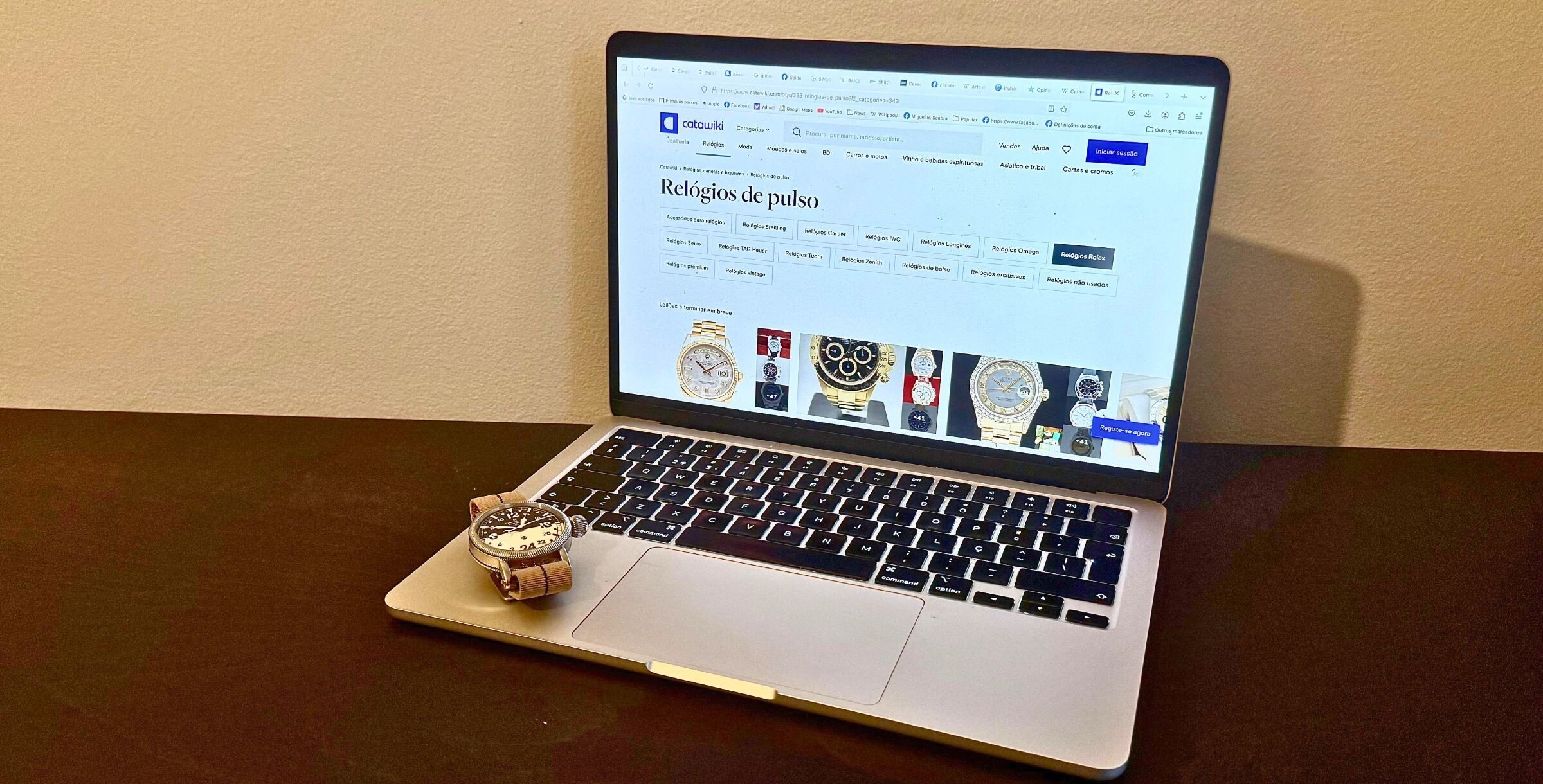 Destaque do site Catawiki num computador