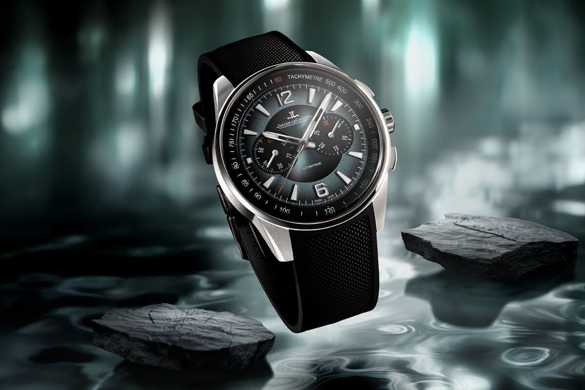 Jaeger-LeCoultre Polaris Chronograph com mostrador cinzento-oceano sobre fundo aquático.