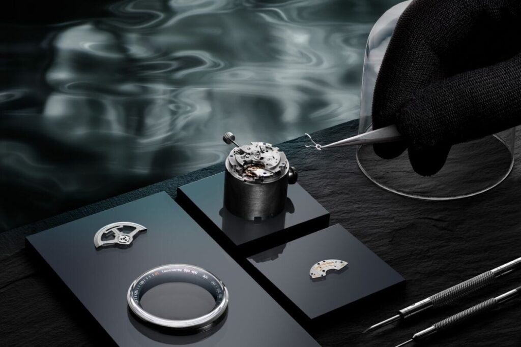 Componentes do movimento do Jaeger-LeCoultre Polaris Chronograph em ambiente de oficina relojoeira.