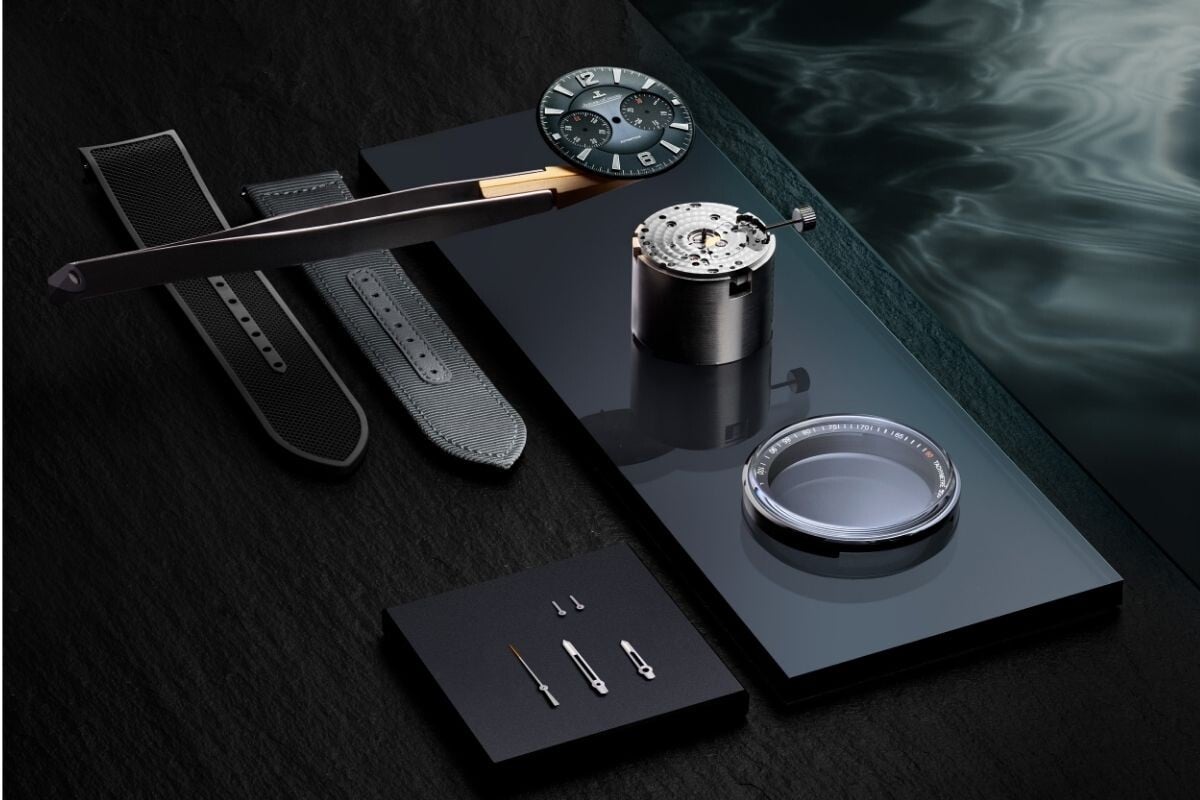 Componentes do movimento do Jaeger-LeCoultre Polaris Chronograph em ambiente de oficina relojoeira.
