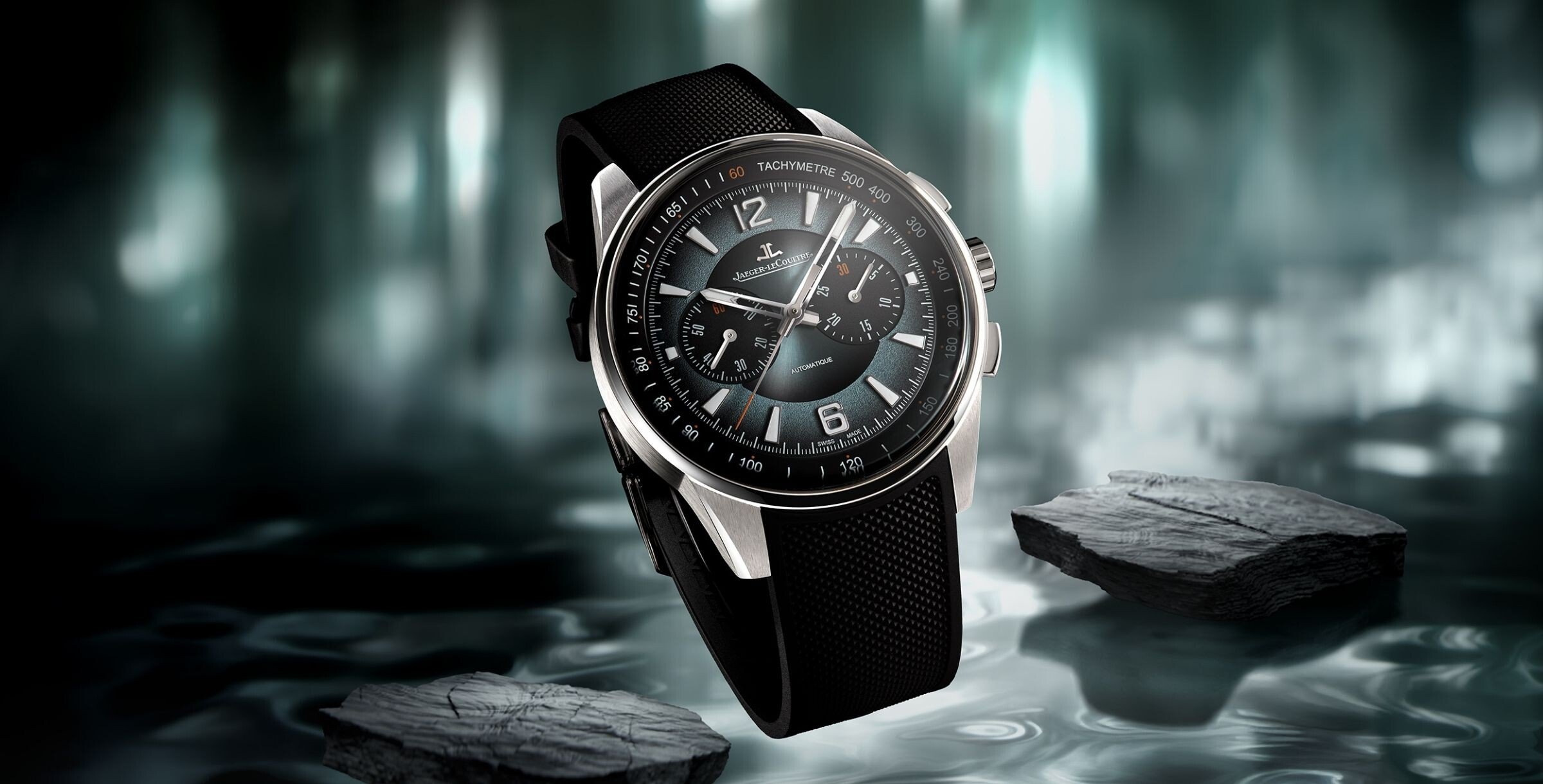 Jaeger-LeCoultre Polaris Chronograph com mostrador cinzento-oceano sobre fundo aquático.