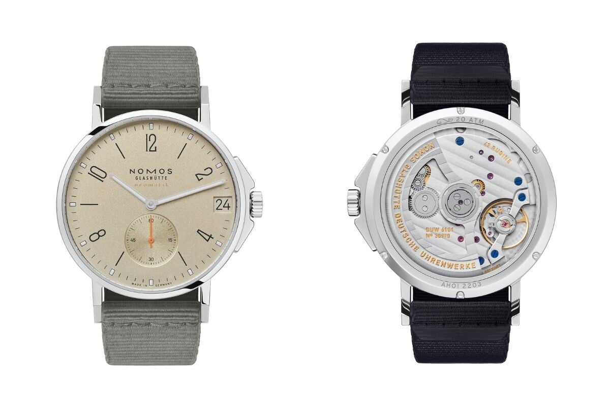 Vista frontal e traseira de um relógio Nomos Glashütte com mostrador bege-areia e pulseira cinza. O verso revela o mecanismo automático visível através do fundo transparente.