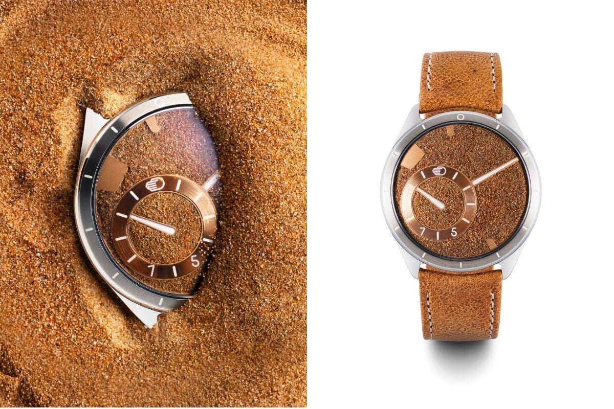 Relógio Ressence com mostrador em textura de areia e detalhes em bronze. À esquerda, o relógio parcialmente coberto por areia; à direita, vista frontal completa com pulseira de couro marrom.