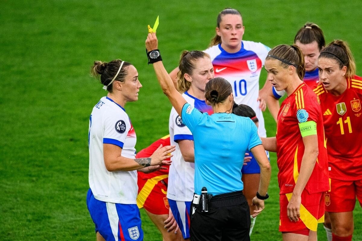 Árbitra aplica cartão amarelo a jogadora da Inglaterra em partida contra a Espanha no Campeonato Europeu Feminino