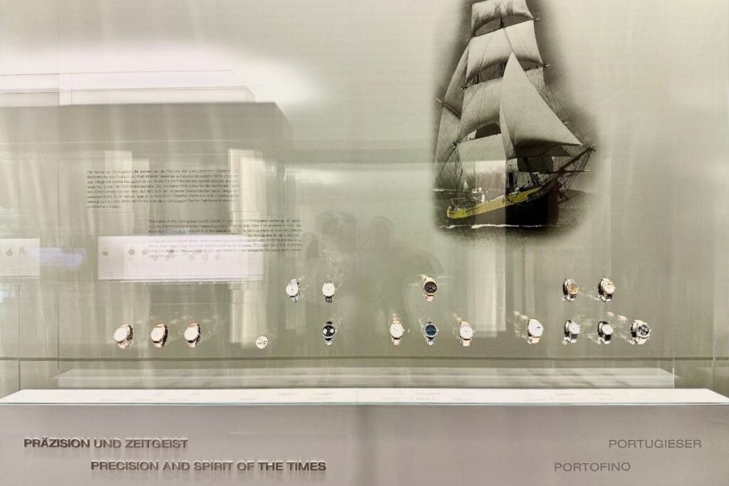 Montra do museu da IWC em Schaffhausen dedicada à coleção Portugieser, com relógios históricos e uma caravela portuguesa