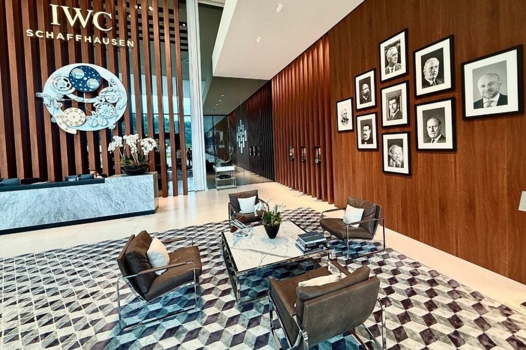 Pormenor do hall de entrada da nova fatura da IWC em SChaffhausen, com a homenagem aos CEOs da marca