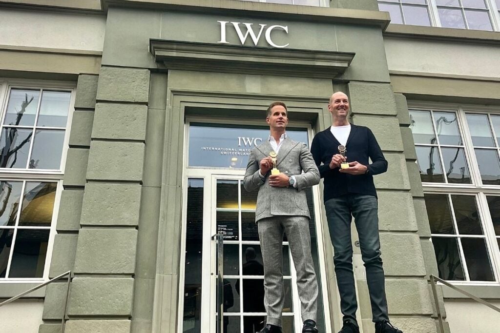 o CEO Christopher Grainger-Herr e o diretor criativo Christian Knoop à entrada da sede histórica da IWC em Schaffhausen