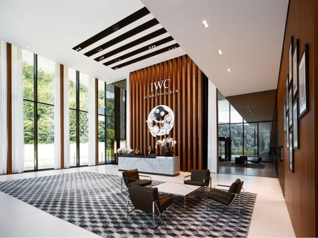 hall de entrada da manufatura da IWC em SChaffhausen com um calibre sobre a receção e quadros na parede