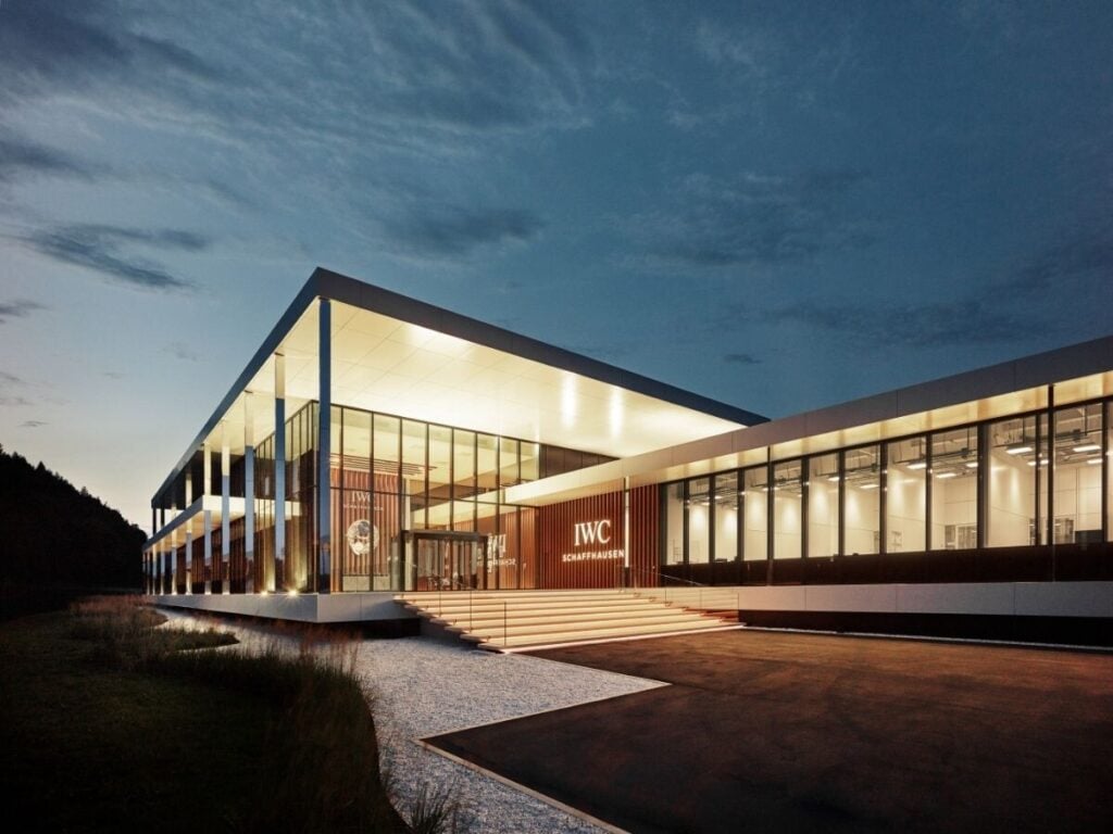 Vista de noite para a nova manufatura relojoeira da IWC em SChaffhausen, apelidada Manufakturzentrum