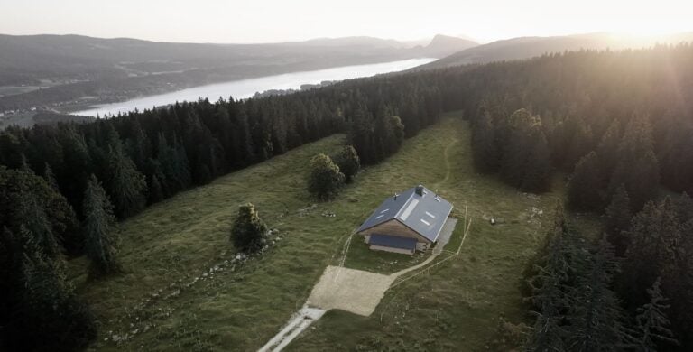 Vista de cima do Chalet da Jaeger-LeCoultre com vista para os arredores