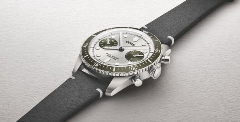 O relógio Oris Divers Sixty-Five Chronograph destacando a coroa, botões e luneta rotativa verde.