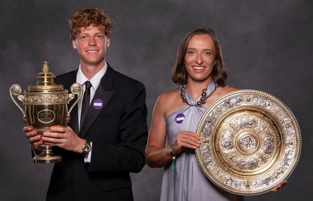 Já consagrados noutras paragens do Grand Slam, Jannik Sinner e Iga Swiatek ganharam em Wimbledon pela primeira vez | Foto: AELTC/Thomas Lovelock