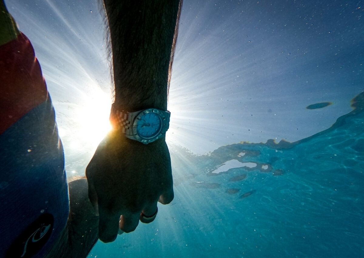 Tudor Black Bay 54 Blue Lagoon num pulso debaixo de água
