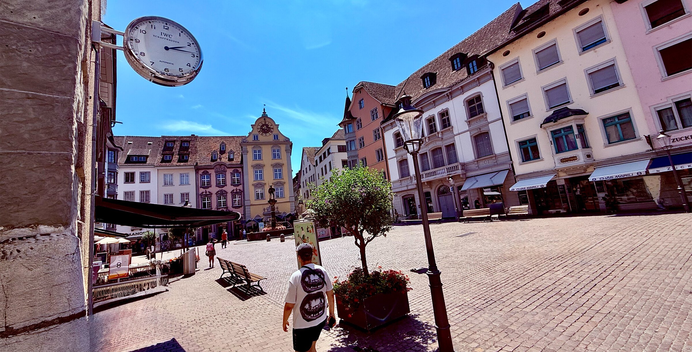 imagem da praça principal de Schaffhausen na Suíça com um relógio IWC, foto de Miguel Seabra