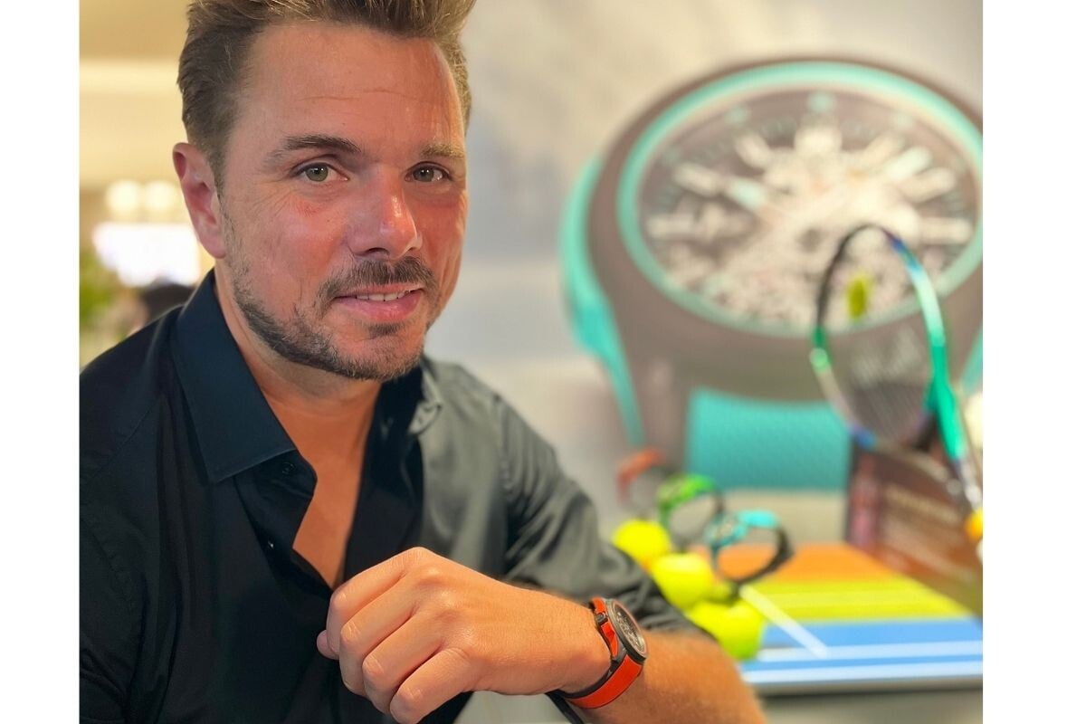 Stan Wawrinka fotografado no stand da Norqain com um relógio da marca no pulso