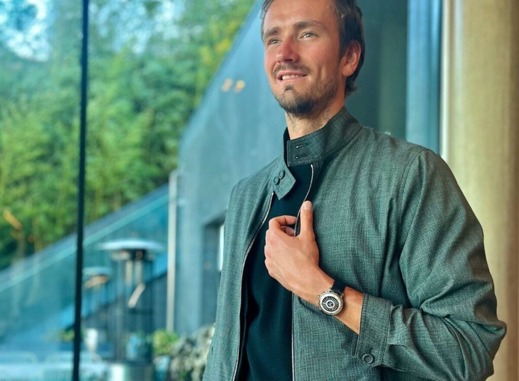Daniil Medvedev com relógio Bovet Récital 30 Worldtimer no pulso