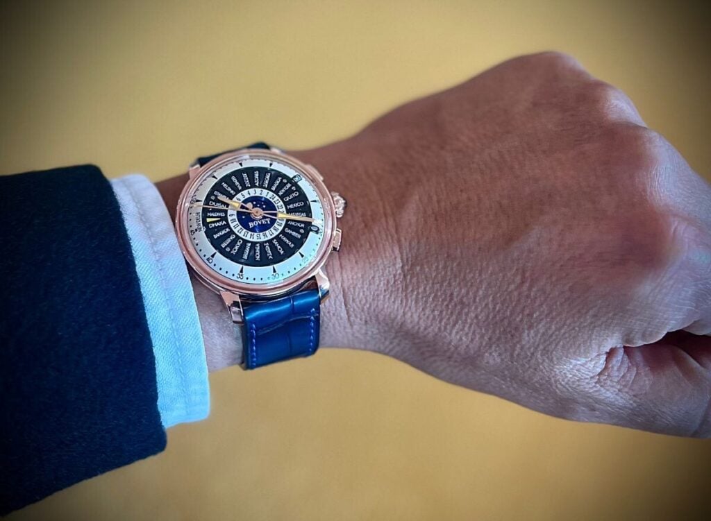 Relógio Bovet Récital 30 Worldtimer num pulso masculino