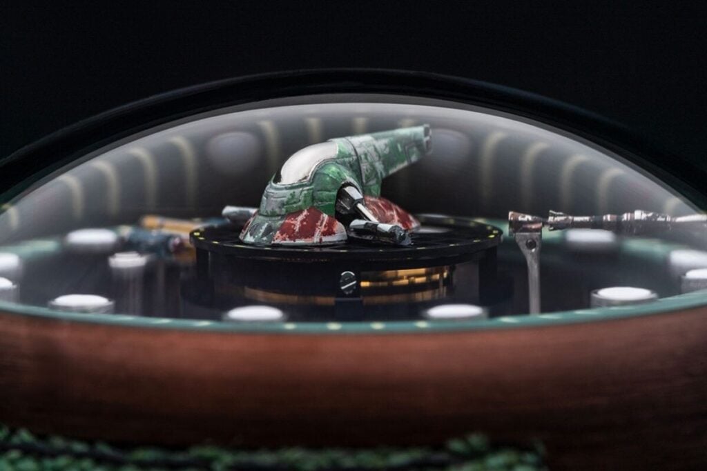 O vidro em cúpula e a nave Boba Fett da série Star Wars que inspirou o relógio | Foto: Kross Studio
