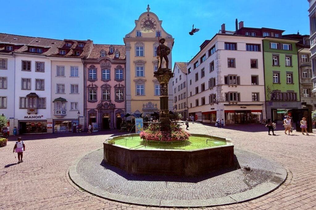 A fonte que marca a praça central da cidade velha de Schaffhausen | Foto: Miguel Seabra/Espiral do Tempo