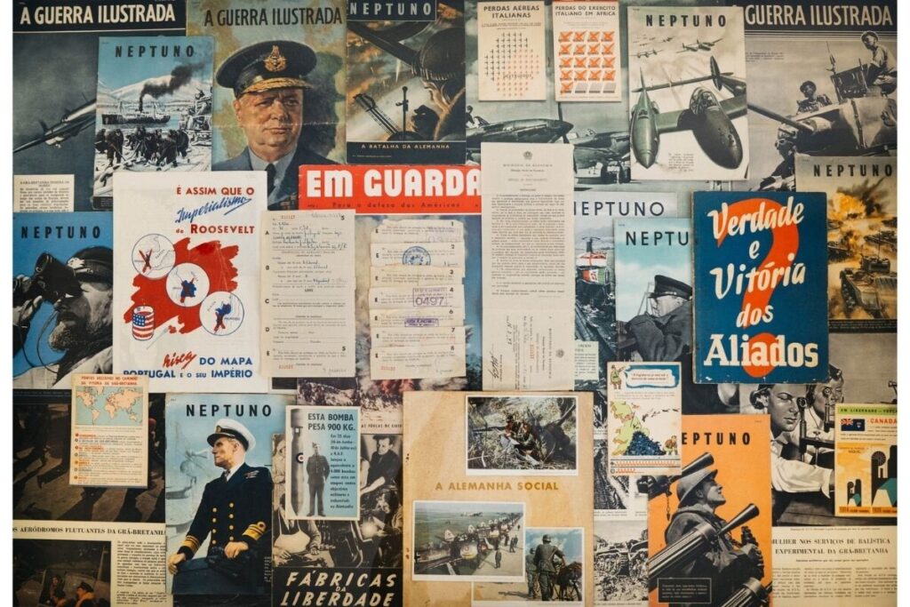 Painel com cartazes, documentos e revistas da Segunda Guerra Mundial exposto no Museu do Caramulo