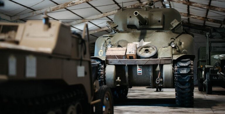 Tanque militar Sherman M4 exposto em galpão no Museu do Caramulo