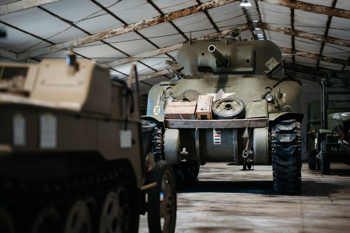 Tanque militar Sherman M4 exposto em galpão no Museu do Caramulo