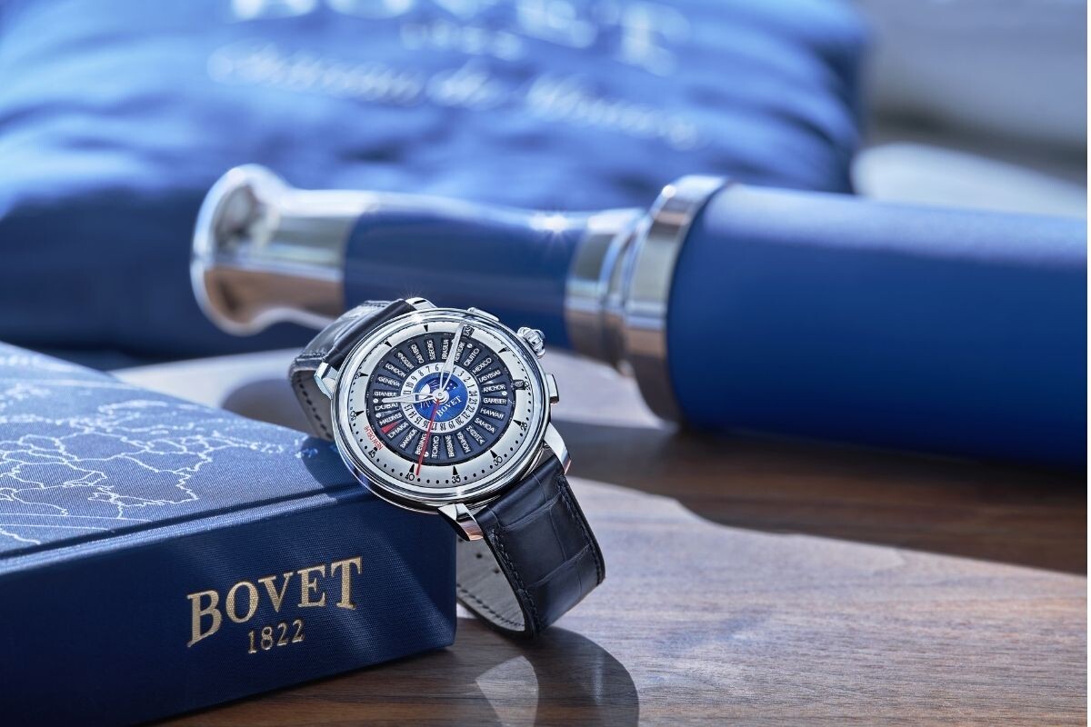 Relógio Bovet Récital 30 Worldtimer em titânio encostado a um livro da marca