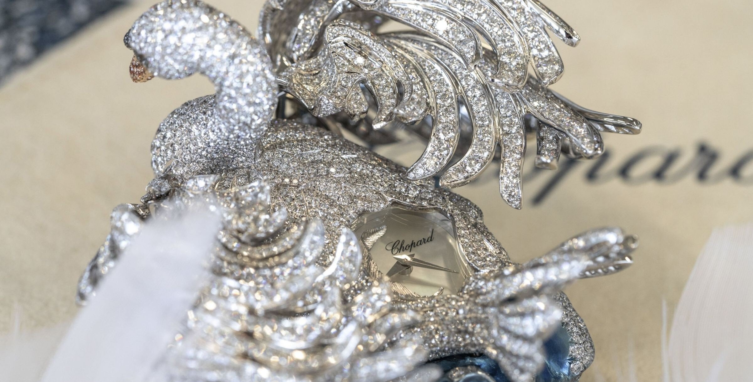 Relógio joia Chopard Swan Lake com foco no mostrador do relógio
