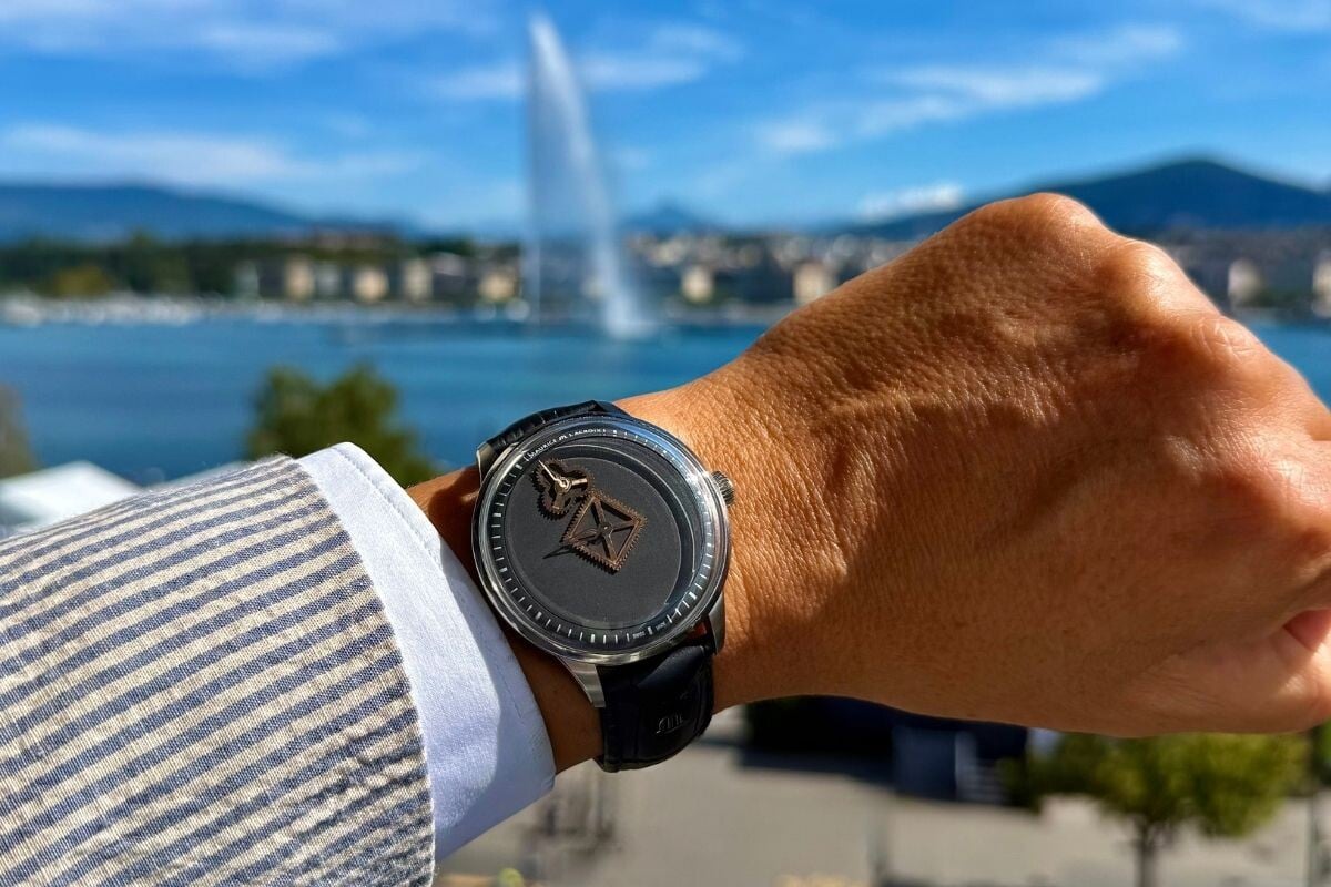 Geneva Watch Days: relógio Maurice Lacroix no pulso com o Jato de água de Genebra como pano de fundo