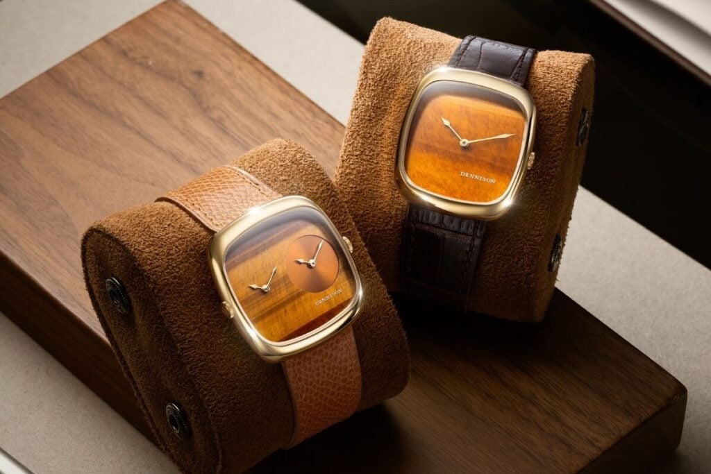 Relógios Dennison com mostrador em madeira e correias castanhas em pele; ALD Dual Time: Tiger Eye & Gold Sunray e Natural Stone Tiger Eye com caixas em aço plaqué ouro | Foto: Dennison