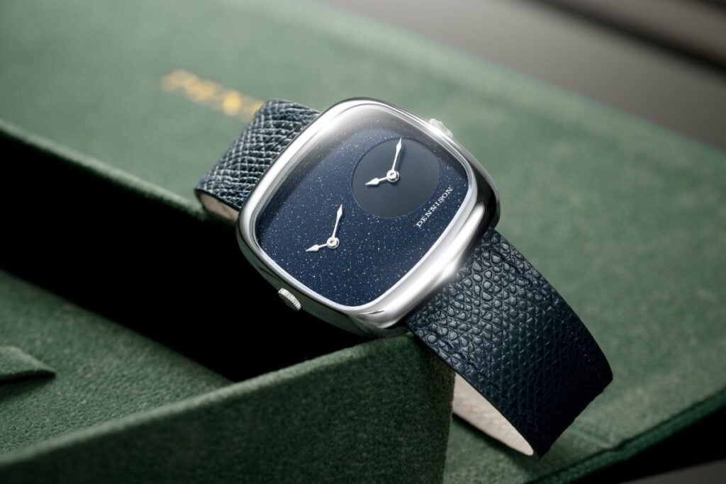 Relógio Dennison com mostrador azul estrelado e correia em pele; ALD Dual Time: Tiger Eye & Gold Sunray e Natural Stone Tiger Eye com caixas em aço plaqué ouro | Foto: Dennison