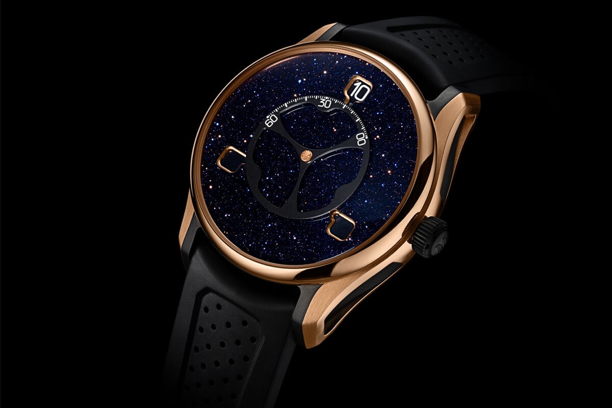 Relógio com caixa em ouro rosa e mostrador azul-escuro estrelado.